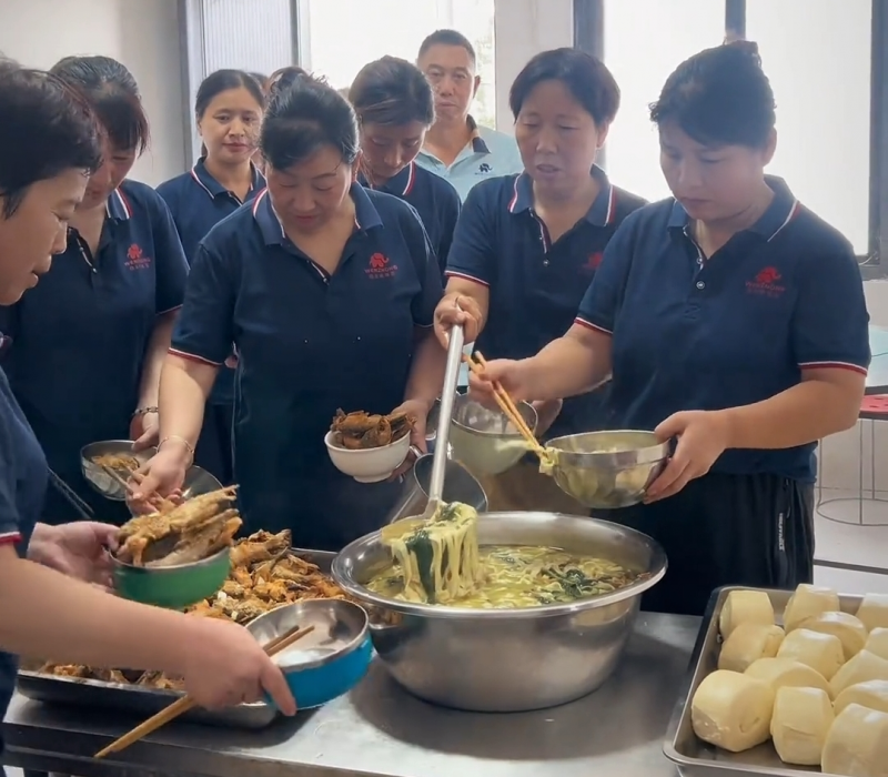鲜香入胃暖人心！ 河南省稳众减振器有限公司午餐双味齐上，炸鱼配芝麻叶面条获赞