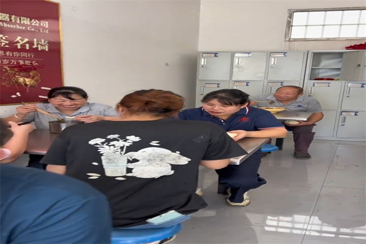 铁锅炖大鹅飘香  暖胃更暖人心      ——河南省稳众减振器有限公司