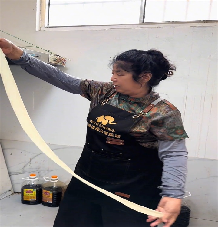 减振厂里的生日暖 一碗羊肉烩面暖了人心也聚了干劲