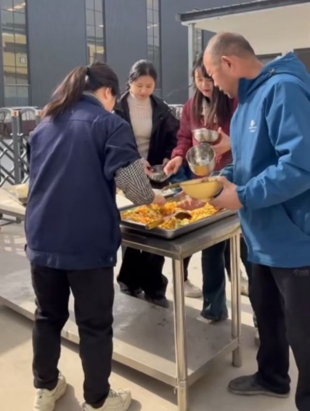 一碗热菜暖人心，三餐烟火聚合力 ——稳众减振器工厂的舌尖关怀