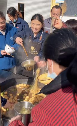 一碗热汤里的企业温度：稳众减振器的“员工午餐哲学”