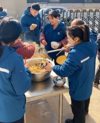 大锅灶里的烟火情：稳众员工的午饭时光